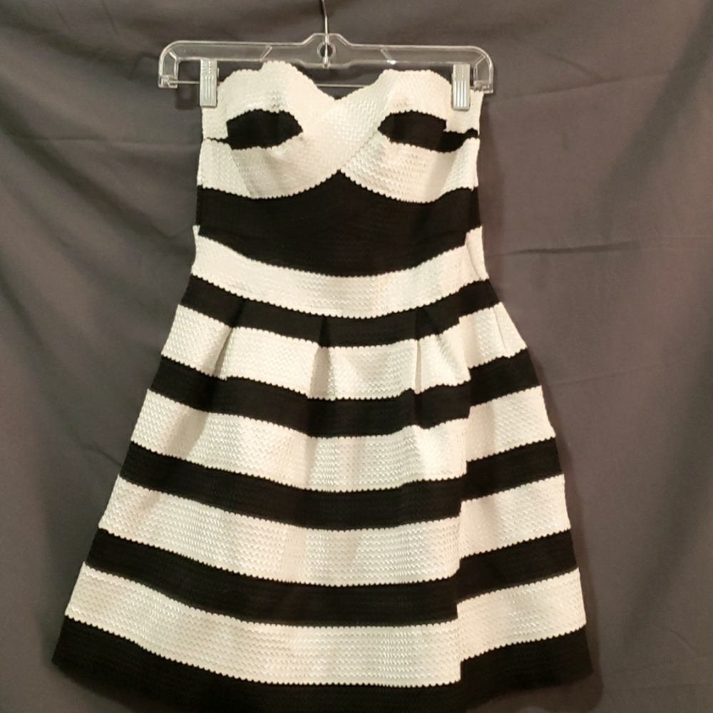 Strapless dress , qhite and black strpies very comfortable
